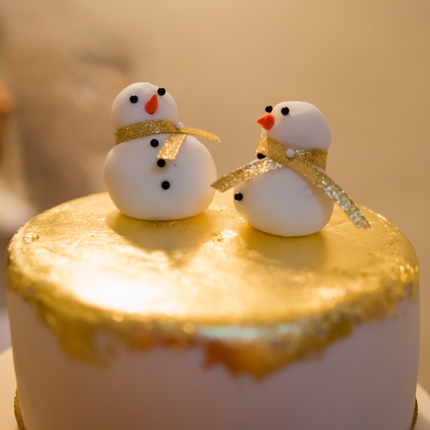 Ideas and Inspiration for your Christmas Wedding, Christmas wedding cake, unique Christmas wedding cake