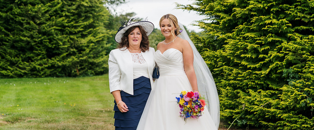 What are the mother of the bride’s responsibilities?