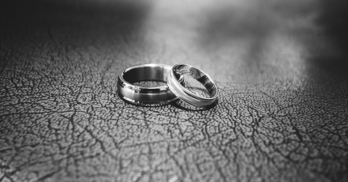 Đắm mình trong lịch sử nhẫn cưới, bạn sẽ được tìm hiểu về sự phát triển, thay đổi của những chiếc nhẫn đính hôn từ thời cổ đại đến ngày nay. Những câu chuyện lãng mạn, ý nghĩa đằng sau mỗi chiếc nhẫn cưới sẽ khiến bạn đắm chìm trong cảm xúc và nâng niu giấc mơ của mình. 